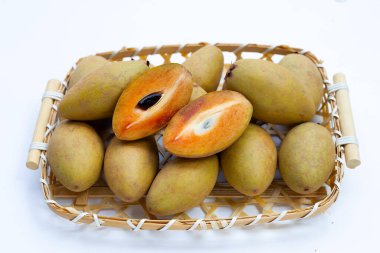 Beyaz arka planda taze sapodilla meyvesi