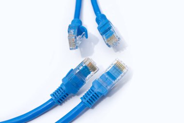 Beyaz arkaplanda LAN ağ bağlantısı ethernet mavi kablolar.