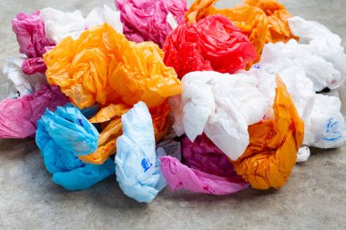 Beton zeminde renkli plastik torbalar