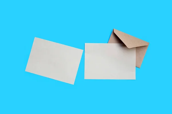 Busta Con Carta Bianca Sfondo Blu — Foto Stock