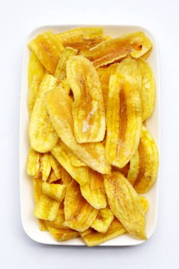 Beyaz arkaplanda muz dilimleri