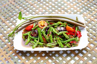 Baharatlı uzun fasulye salatası. Tayland yemeği.