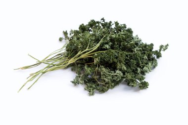 Beyaz arka plan üzerinde kurutulmuş maydanoz.