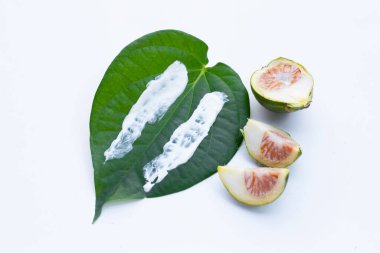 Betel fındığı çiğniyor, Betel fındığı kepekli kireç tozu döküyor.