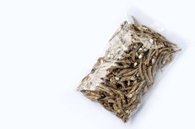 Beyaz arka planda plastik poşette kurutulmuş ançüez.