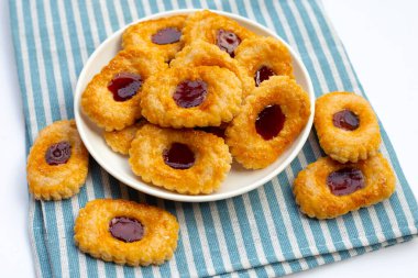 Reçelli puf böreği.