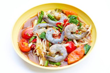 Sarı tabakta karidesli Papaya salatası