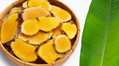 Phlai dilimleri, Cassumumr zencefil veya zingiber montanyum. 