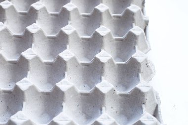 Beyaz arka planda kağıt yumurta kasasında tavuk yumurtası..