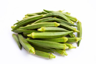 beyaz arkaplanda taze bamya.