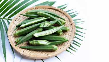 Yuvarlak bambu sepetinde taze bamya