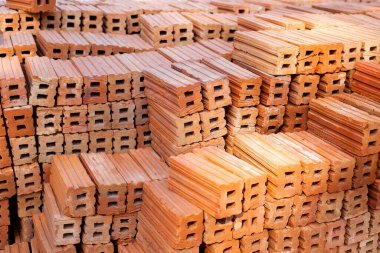 Kırmızı tuğlalar, turuncu kil tuğlalar.