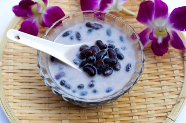 Hindistan cevizi sütü içinde siyah fasulye. 