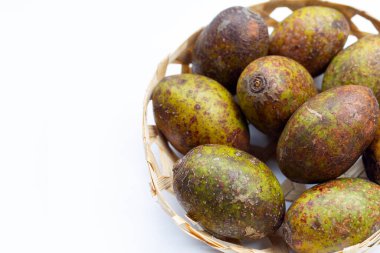 Beyaz arka planda bambu sepeti içinde domuz eriği..