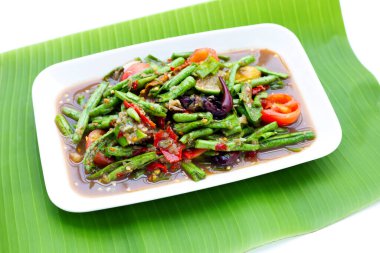 Baharatlı uzun fasulye salatası. Tayland yemeği.