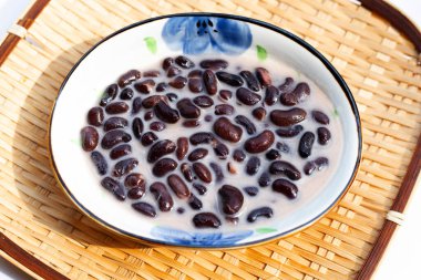 Hindistan cevizi sütü içinde siyah fasulye.