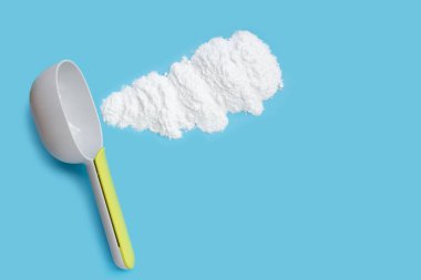 Mavi arka planda kabartma tozu.