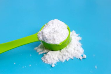 Mavi arka planda kabartma tozu.