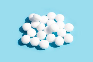 Naftalin naftalin naftalin topları mavi sırtta.