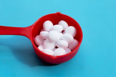 Naftalin naftalin naftalin topları mavi sırtta.