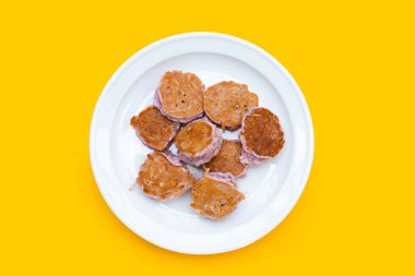 Beyaz arka planda hindistan cevizli krep..