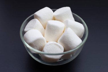 Lezzetli yuvarlak şekerlemeler, beyaz şekerler.