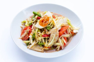 Baharatlı papaya salatası, tuzlu yumurta ve Vietnam domuzu sosisi.