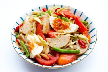 Baharatlı papaya salatası, tuzlu yumurta ve Vietnam domuzu sosisi.