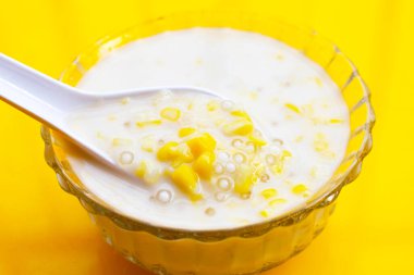 Tatlı hindistan cevizi sütlü sago ile tatlı mısır