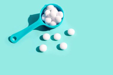 Naftalin naftalin naftalin topları mavi sırtta.