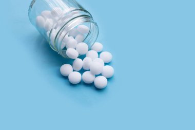 Naftalin naftalin naftalin topları mavi sırtta.