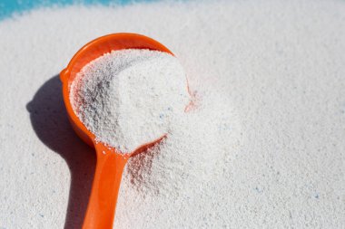 Deterjan tozu ve çamaşır yıkama kaşığı. Çamaşır konsepti.