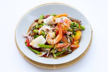 Deniz mahsullü Tayland baharatlı salatası.