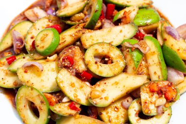 Baharatlı Tayland yeşil mango salatası