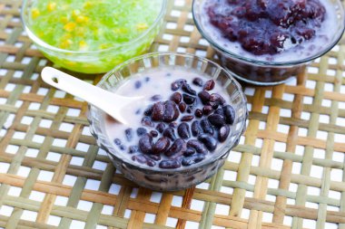 Hindistan cevizi sütü içinde siyah fasulye. 