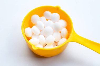 Naftalin naftalin naftalin topları mavi sırtta.