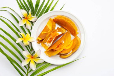 Beyaz arka plan üzerinde Tay gevrek krep.