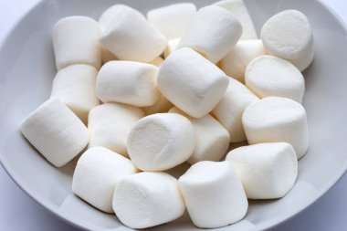 Lezzetli beyaz şekerlemeler mavi arka planda.