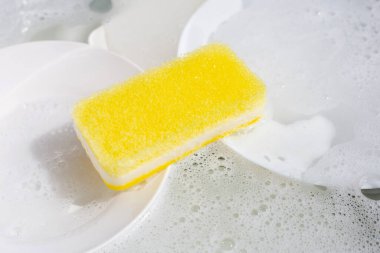 Bulaşık yıkama, kirli bulaşıklar mutfak lavabosunda..