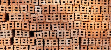 Kırmızı tuğlalar, turuncu kil tuğlalar.