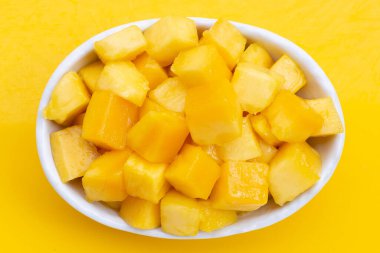 Tropik meyve, mango küp beyaz arka planda beyaz kasede dilimler..