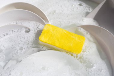 Bulaşık yıkama, kirli bulaşıklar mutfak lavabosunda..