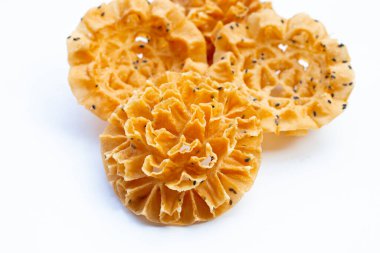 Beyaz arka planda gevrek nilüfer çiçeği kurabiyesi.