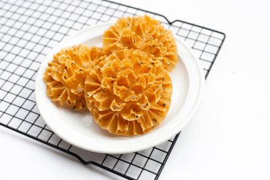 Beyaz arka planda gevrek nilüfer çiçeği kurabiyesi.