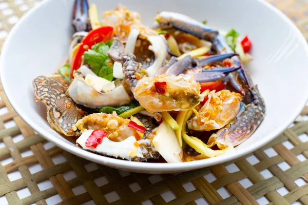 Mavi yengeç ile baharatlı yeşil mango salatası