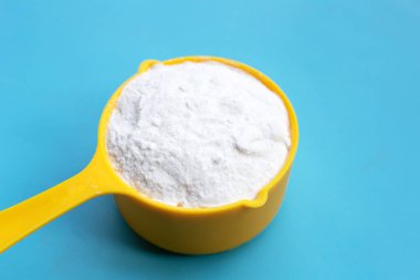 Mavi arka planda kabartma tozu.