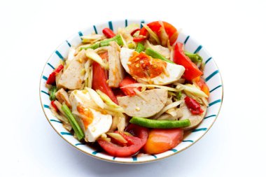 Baharatlı papaya salatası, tuzlu yumurta ve Vietnam domuzu sosisi.