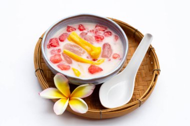 Tatlı hindistan cevizi sütünde kırmızı yakut