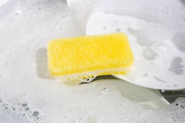 Bulaşık yıkama, kirli bulaşıklar mutfak lavabosunda..