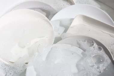 Bulaşık yıkama, kirli bulaşıklar mutfak lavabosunda..